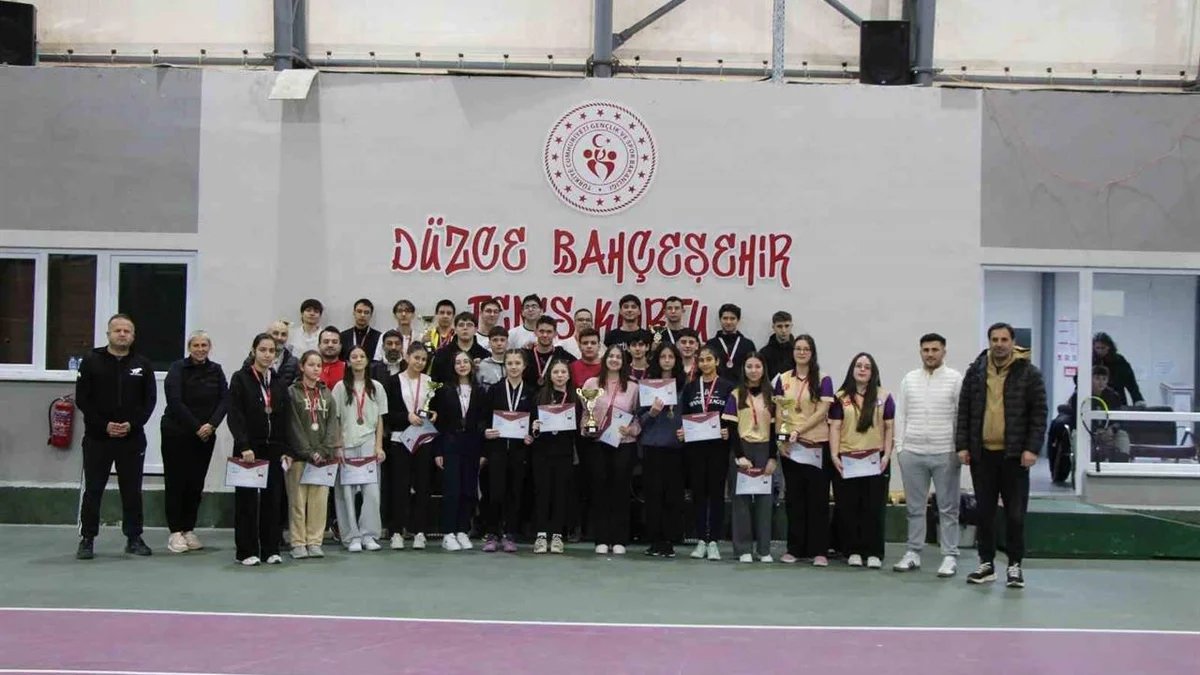 Düzce'de Gençler Arasında Tenis Turnuvasında Şampiyonlar Açıklandı