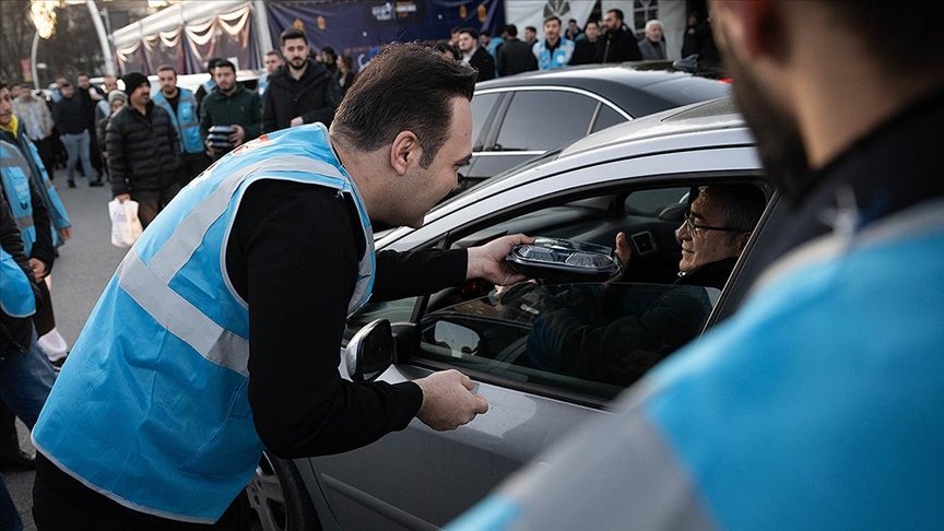 AK Parti Gençlik Kolları "İftara 5 Dakika" Etkinliğinde İftar Paketi Dağıttı