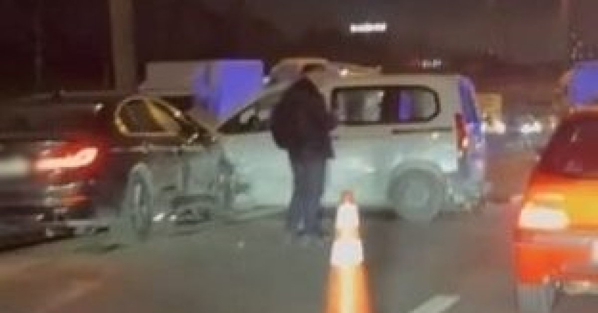 Başakşehir'de 5 Araçla Oluşan Zincirleme Trafik Kazası: 5 Yaralı