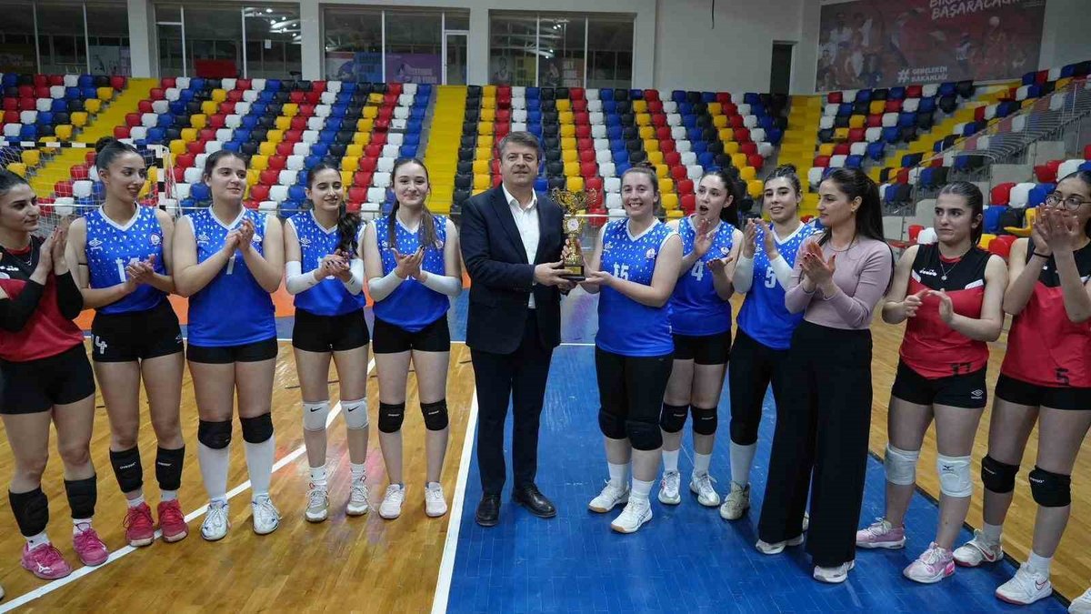 Kadın Voleybol Ekibi Yenilgisiz Şampiyonluk İle Tarih Yazdı