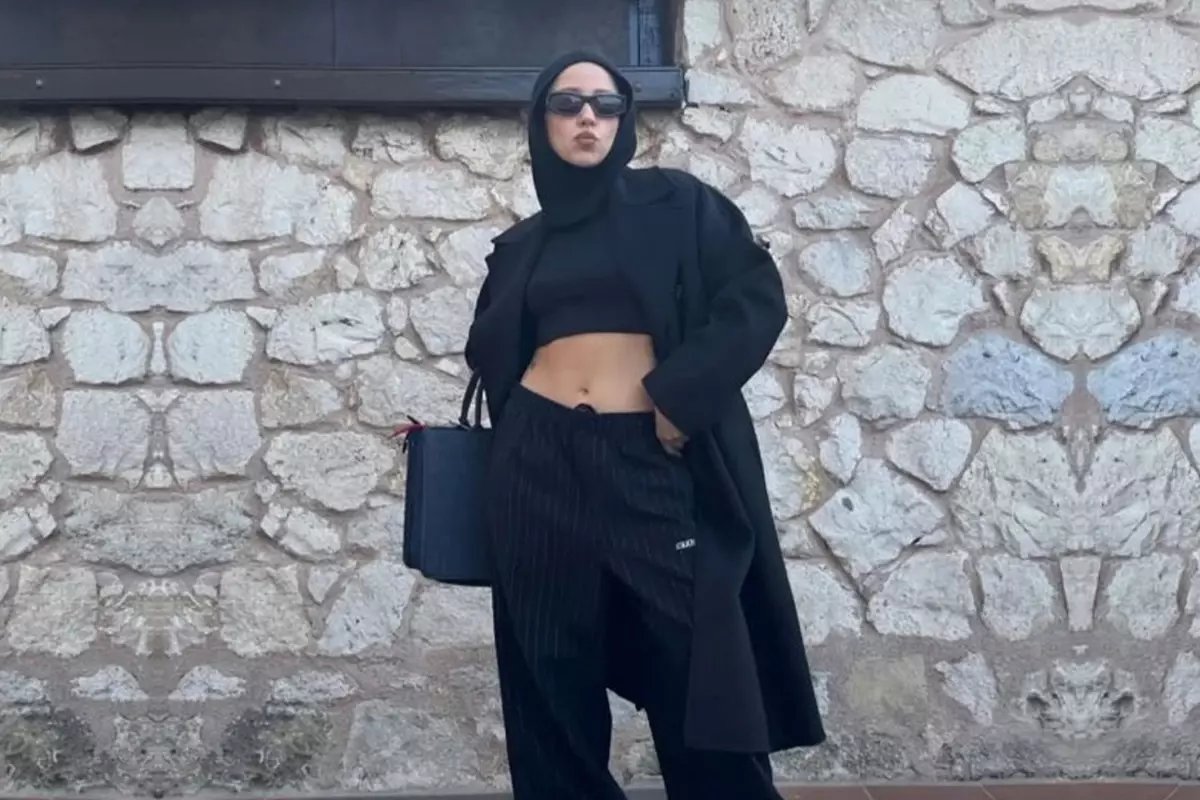 Başı Kapalı, Göbeği Açık Fotoğrafıyla Zeynep Bastık'a Eleştiriler Var