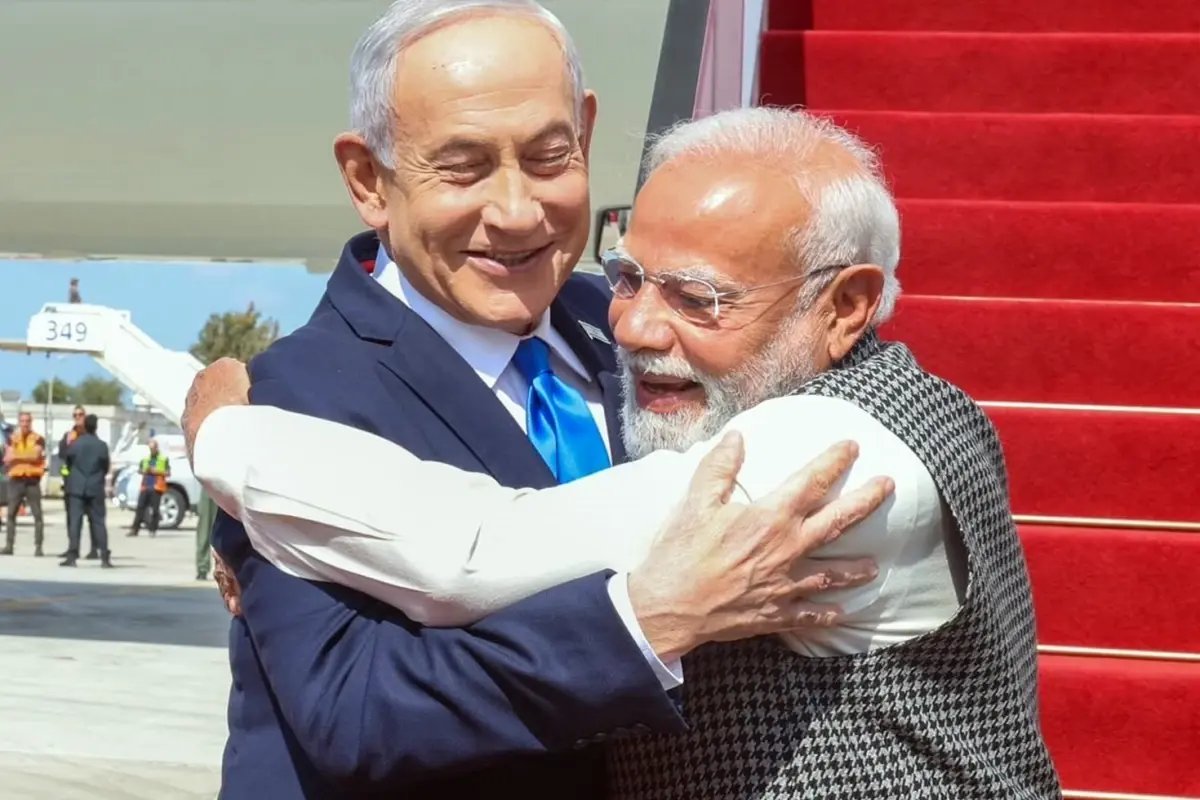 Hindistan Başbakanı Modi, Uçaktan İner İnmez Netanyahu'yu Kucakladı