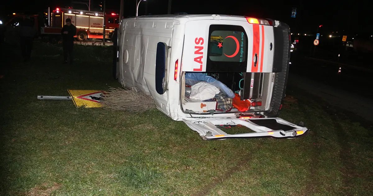 Manisa'da Ambulans ve Araç Çarpıştı, Beş Kişi Yaralandı