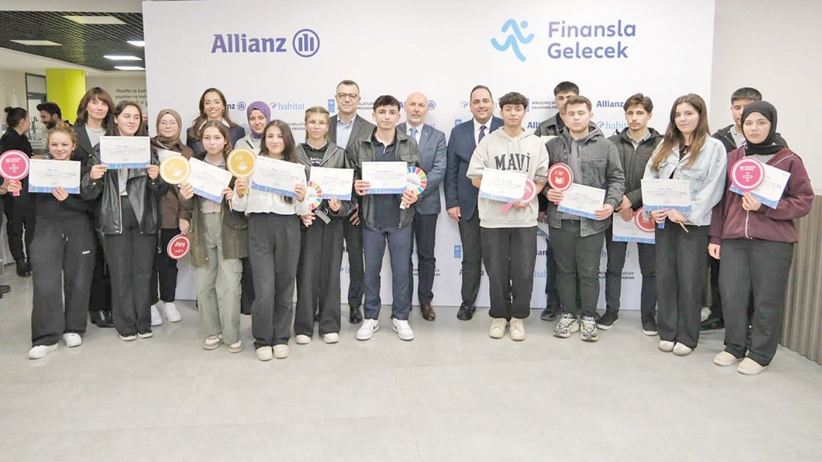‘Influencer’lar Gençleri Aşırı Harcamaya Teşvik Ediyor