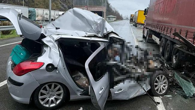 Artvin'de Korkunç Trafik Kazası! Otomobil TIR'a Çarptı: 2 Ölü, 1 Yaralı