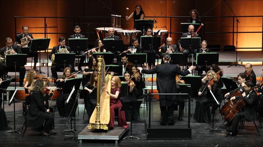İDSO DenizBank Konserlerinde Arp Sanatçısı Anne-Sophie Bertrand Performans Sergiledi