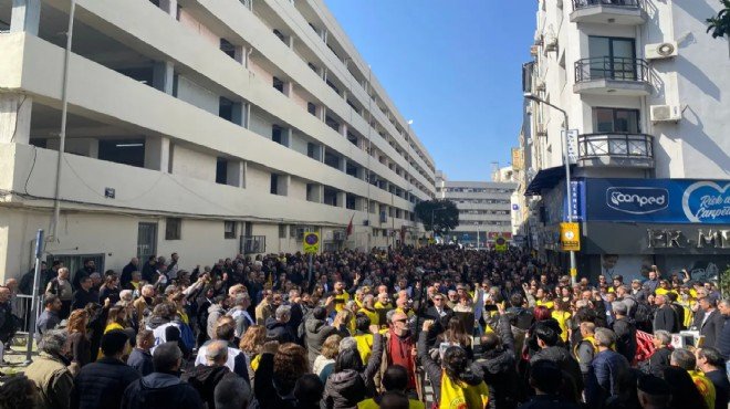 Eğitim Çalışanları Direnişte: İzmir'de 'Fatma Nur Öğretmen' Protestosu!