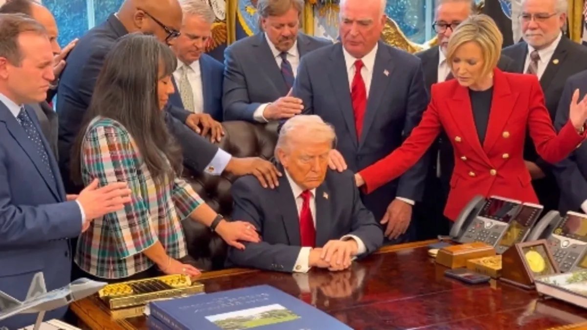 Son Dakika... Beyaz Saray'da Donald Trump İçin Eşsiz Ritüel! Dünya Bu Anı Tartışıyor: Etrafını Çevirip Dua Ettiler