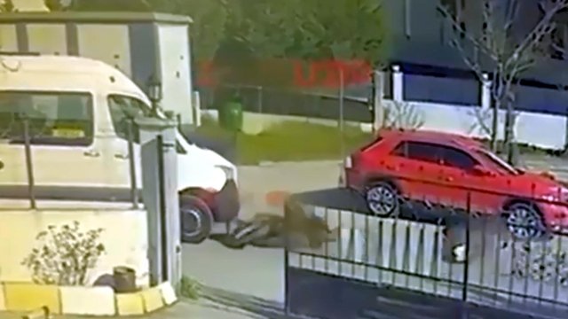 Motosiklet ve Minibüs Çarpışması: Kazanın Görüntüleri Ortada