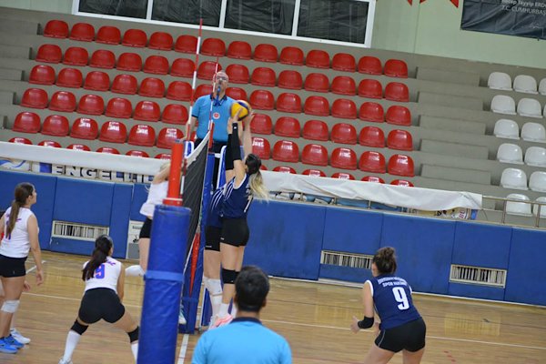 İskenderun Belediye Spor Kız Voleybol Ekibi Şampiyonaya Zaferle Girdi