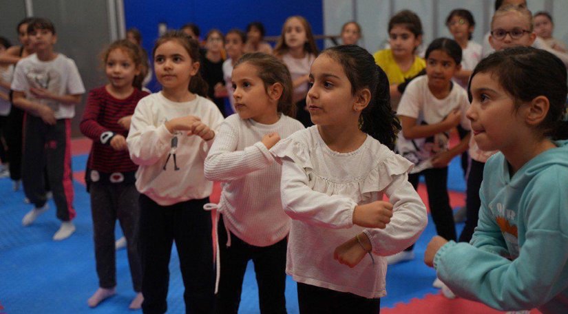 Küçüklerimiz, Draman Yüzme Havuzu'nda Zumba Eğlencesiyle Neşeli Zaman Geçiriyor
