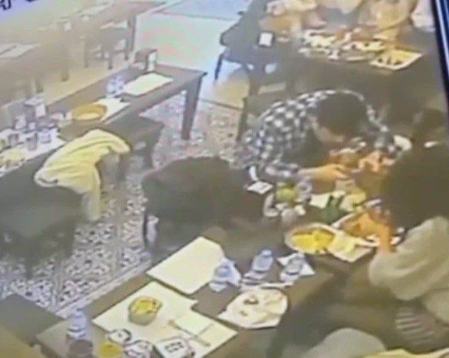 Taksim'de Yemeğin Ardından Böcek Müşterinin Dudağını Isırdı