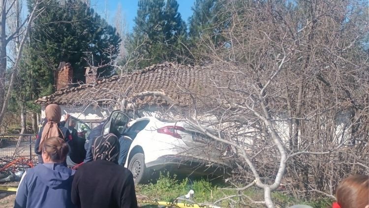 Korkunç Kaza: Araç Ağaçlara Çarptı, 2 Kişi Hayatını Kaybetti