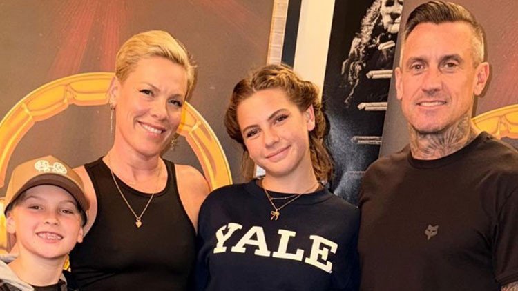 Boşanma İddialarına Neşeli Aile Fotoğrafıyla Yanıt Verdi