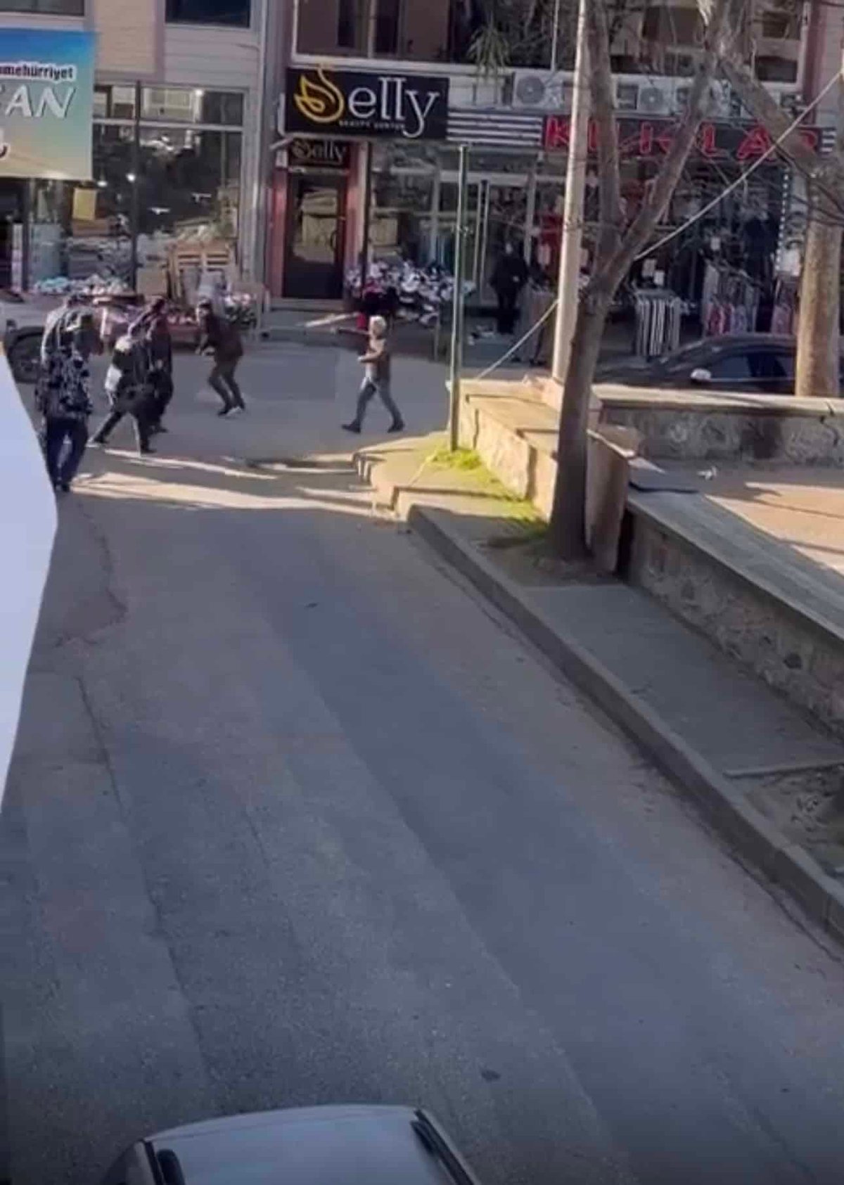 Bursa'da Sokakta Boks Gibi Kavga! Esnaflar Arasında Tartışma