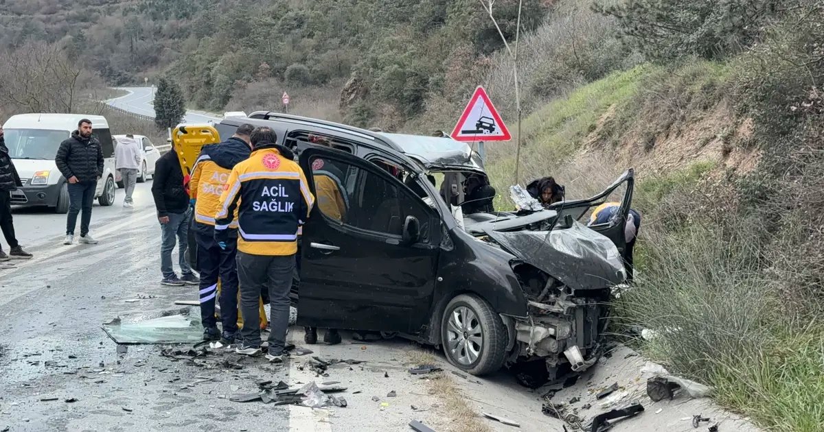Arnavutköy'de Korkunç Trafik Kazası: 1 Hayatını Kaybetti, 2 Yaralı