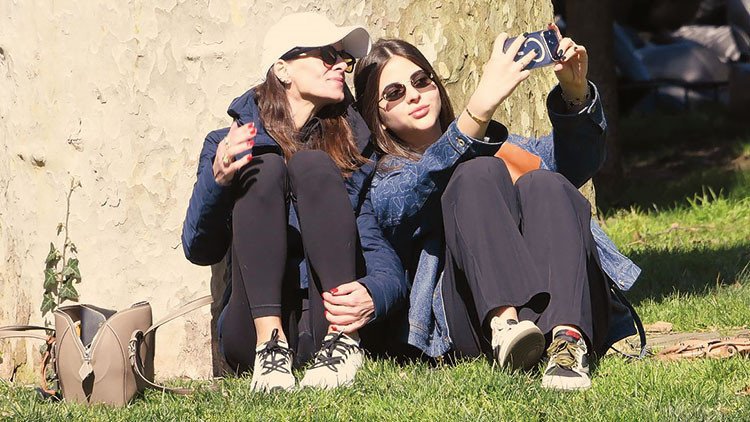 Anne Ve Kızın Birlikte Çektiği Eğlenceli Selfie