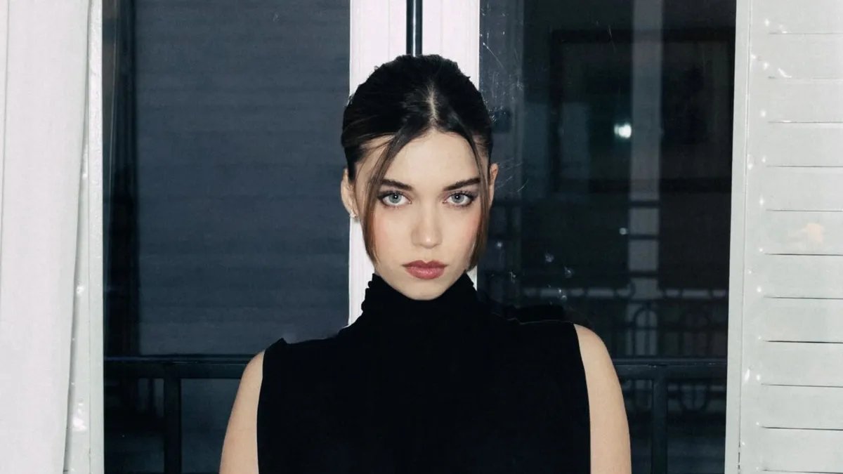 Afra Saraçoğlu'ndan Paris Moda Haftası'nda Siyah Şıklık!