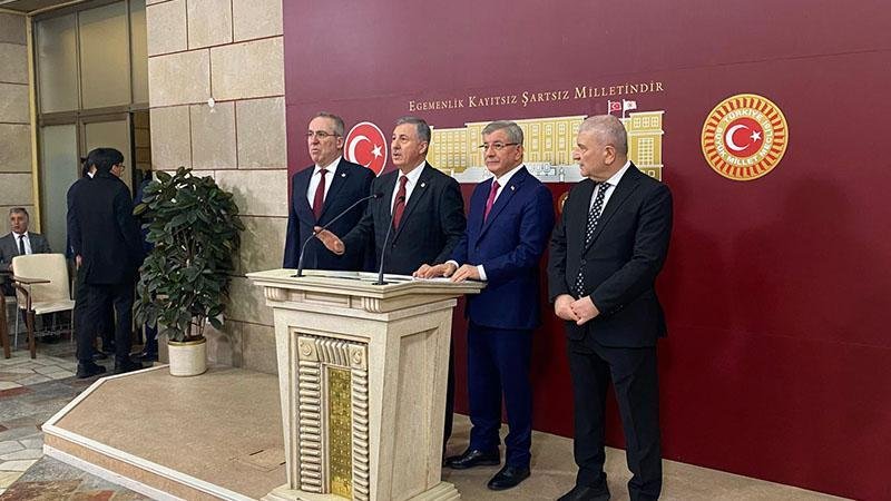 Davutoğlu: Türkiye'nin Arabuluculuk Faaliyetlerini Geliştirmesi Gerek