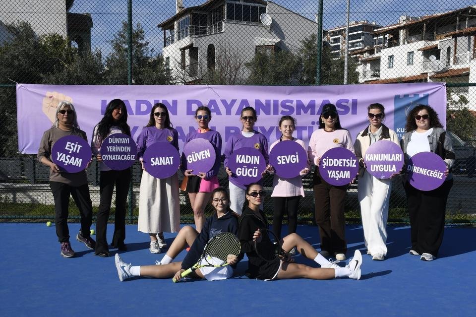 Kuşadası'nda Kadınlar Tenis Müsabakasıyla Bir Mesaj Yaydı