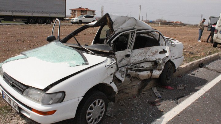 Aksaray'da Araçlar Kavşakta Çarpıştı: Bir Kişi Hayatını Kaybetti, Bir Yaralı