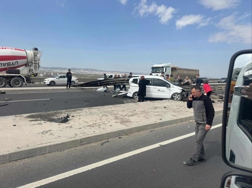 Ankara'da Dehşet Verici Kaza: Araç Bariyerlere Saplandı