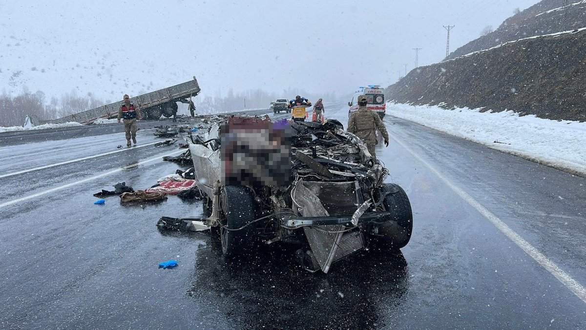 Tatvan'da Korkunç Trafik Kazası: İki Can Gitti, Dört Yaralı