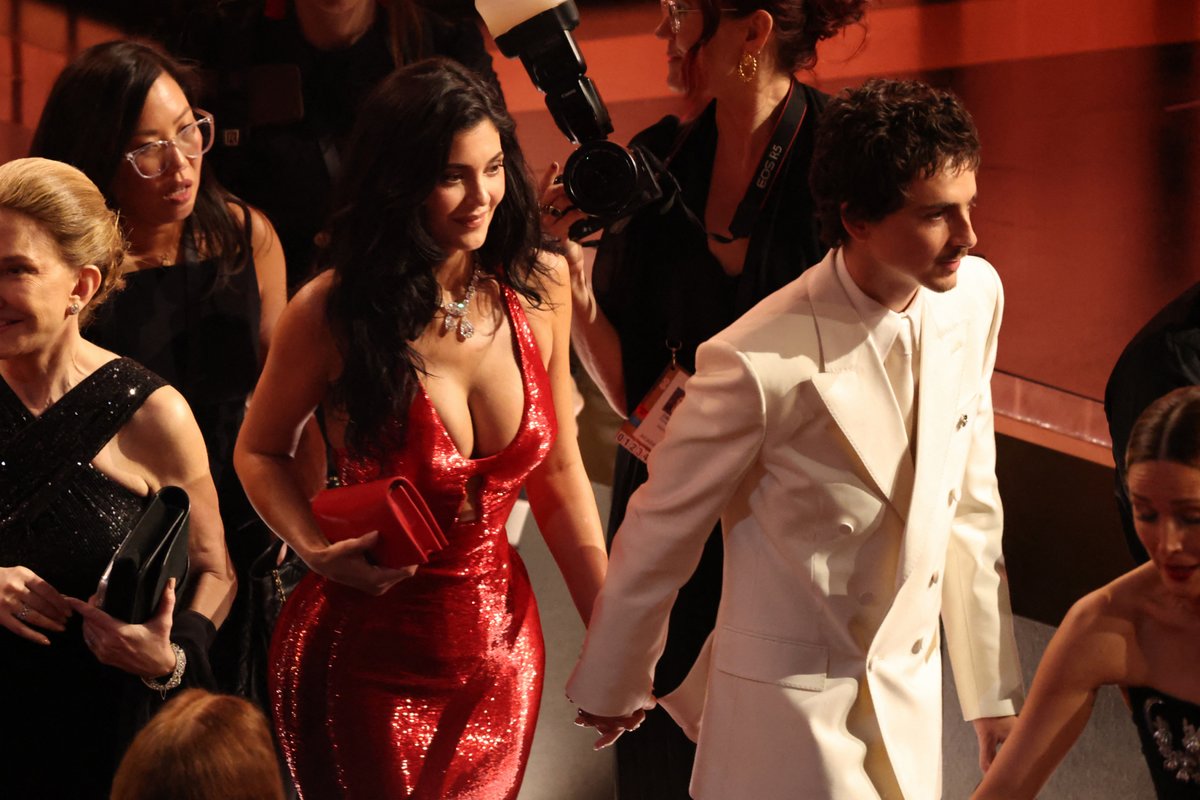 Kylie Jenner, 2026 Oscar Törenleri'nin En Çok Tartışılan "Kırmızı Halı Eşliği" Oldu