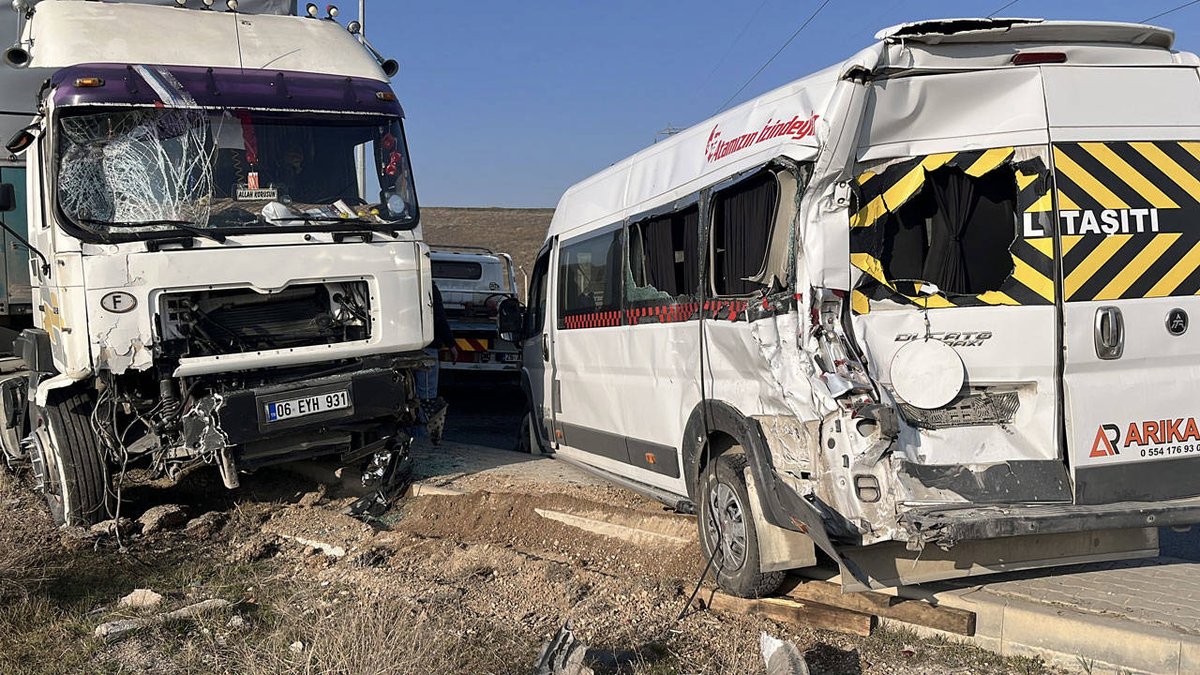 Eskişehir'de Araç Zinciri: 5 Otomobil Çarpıştı