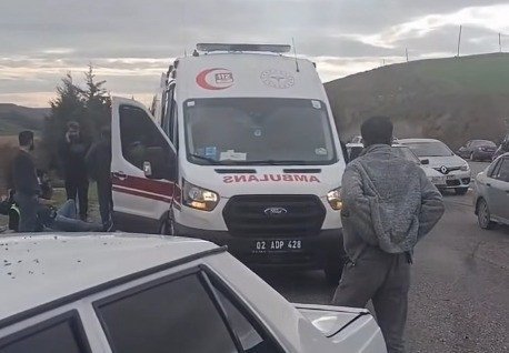 Hafif Ticari Araç İle Otomobil Çarpıştı: Beş Kişi Yaralandı