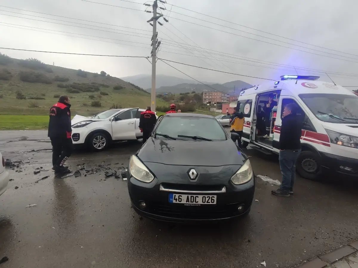Kaza Değil, Tam Bir Can Pazarı! Araçta 4 Kişi Sıkıştı