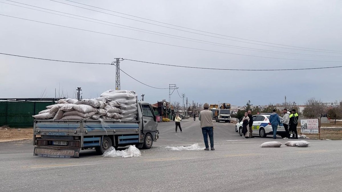 Karaman'da Kavşakta Meydana Gelen Kaza: Pelet Çuvalları Yola Düşmüş