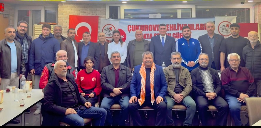 Adana'daki Güreş Ailesi İftar Sofrasında Bir Araya Geldi