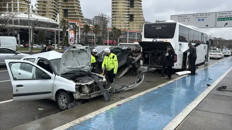 İstanbul'da Zincirleme Trafik Kazası: Üç Yaralı, Biri Ağır