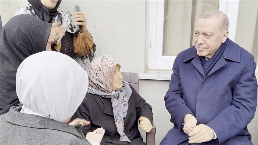 Cumhurbaşkanı Erdoğan, Rize'de Mahalle Sakinleriyle Bayramlaştı