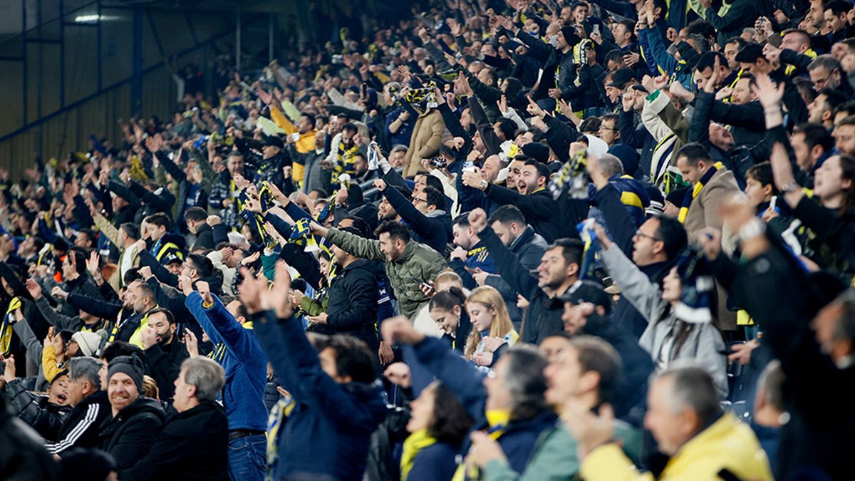 UEFA, Fenerbahçe'ye Seyircisiz Maç Oynama Cezası Uyguladı