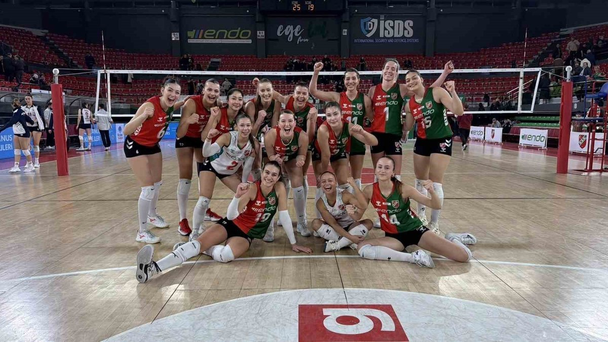 Karşıyaka Voleybol Takımı Yarı Finallere Yükseldi!