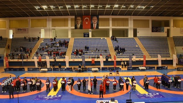 Van'da 15 Yaş Altı Grekoromen ve Serbest Güreş Etkinlikleri Başladı