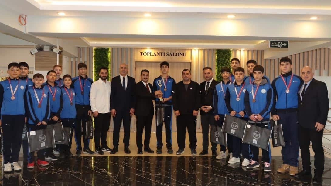 Şehit Adnan Saka Ortaokulu Voleybol Takımı Türkiye 4.'sü Oldu!