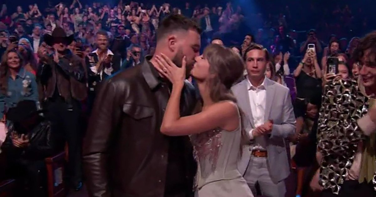 Taylor Swift, Yılın Pop Albümü Ödülünü Nişanlısıyla Kutladı