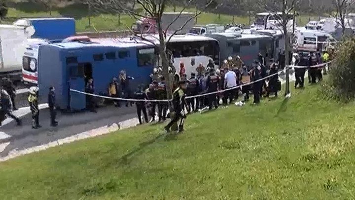 Mahmutbey'de 4 Cezaevi Taşıma Aracı Kazaya Karıştı: 17 Yaralı