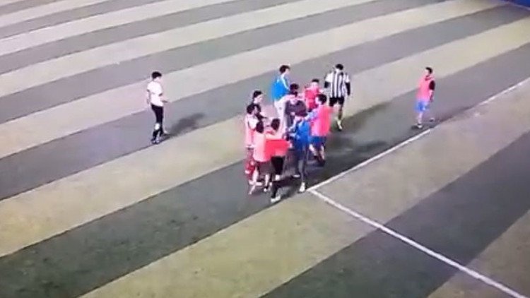 Halı Saha Boks Ringine Dönüştürüldü: Kavga Anı Kamerada Kaydedildi