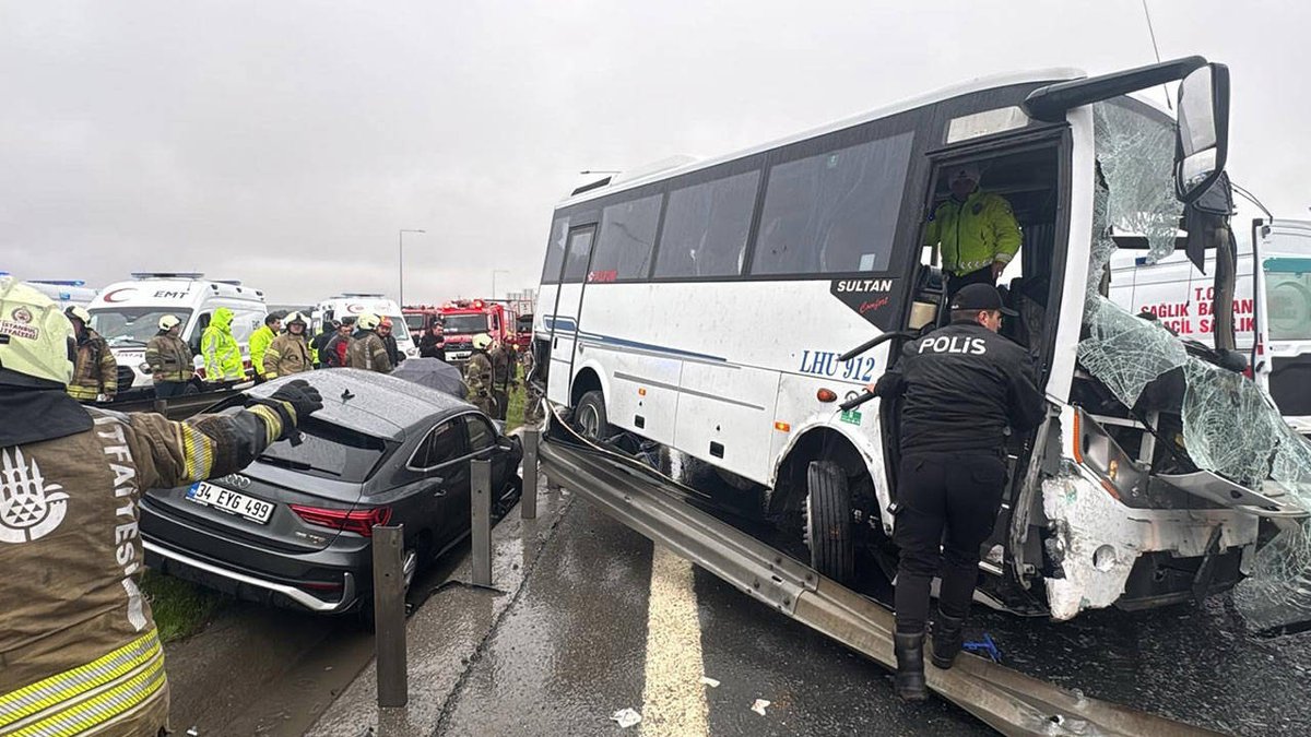 İstanbul'da Feci Zincirleme Kaza: 1 Polis Hayatını Kaybetti, 16 Yaralı