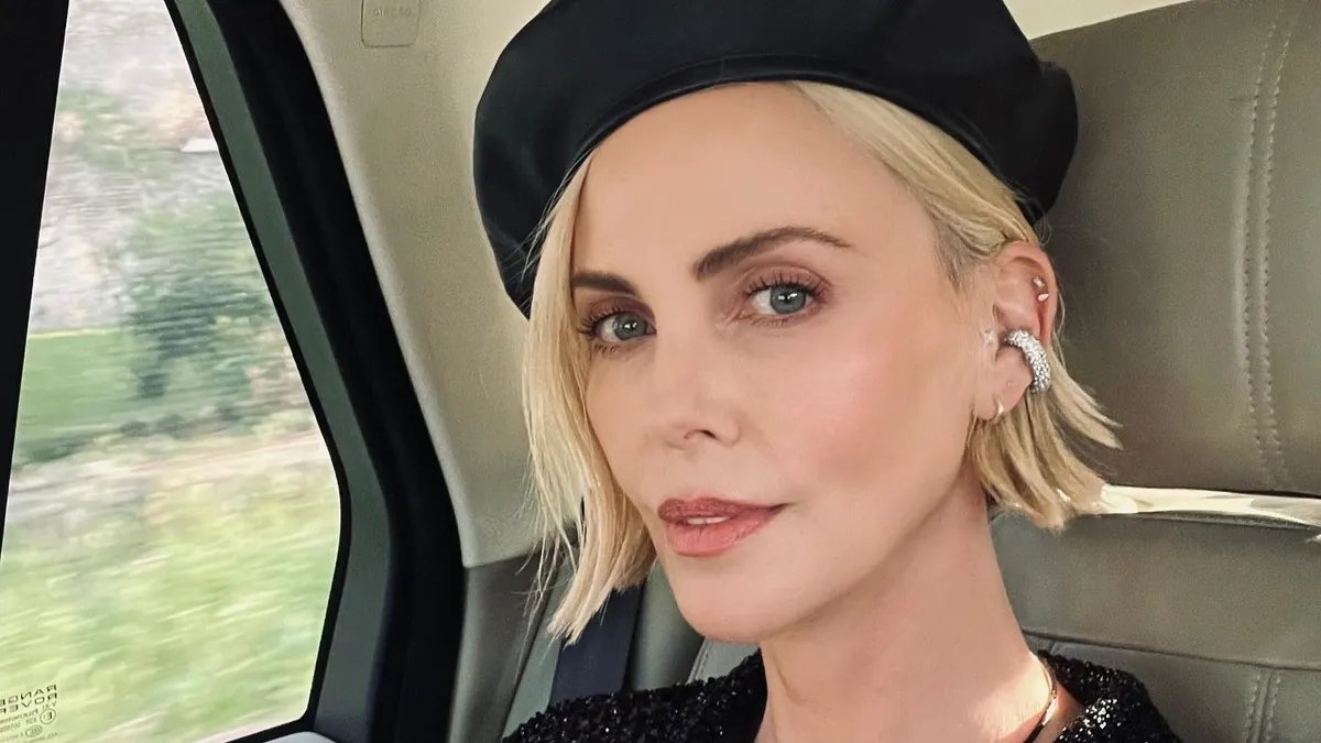 50 Yaşındaki Hollywood İkonundan Gençlik Sırrı! Charlize Theron'un Güzellik İpuçları Açıklandı: Fit Görünümünü O Egzersize Bağlıyor...