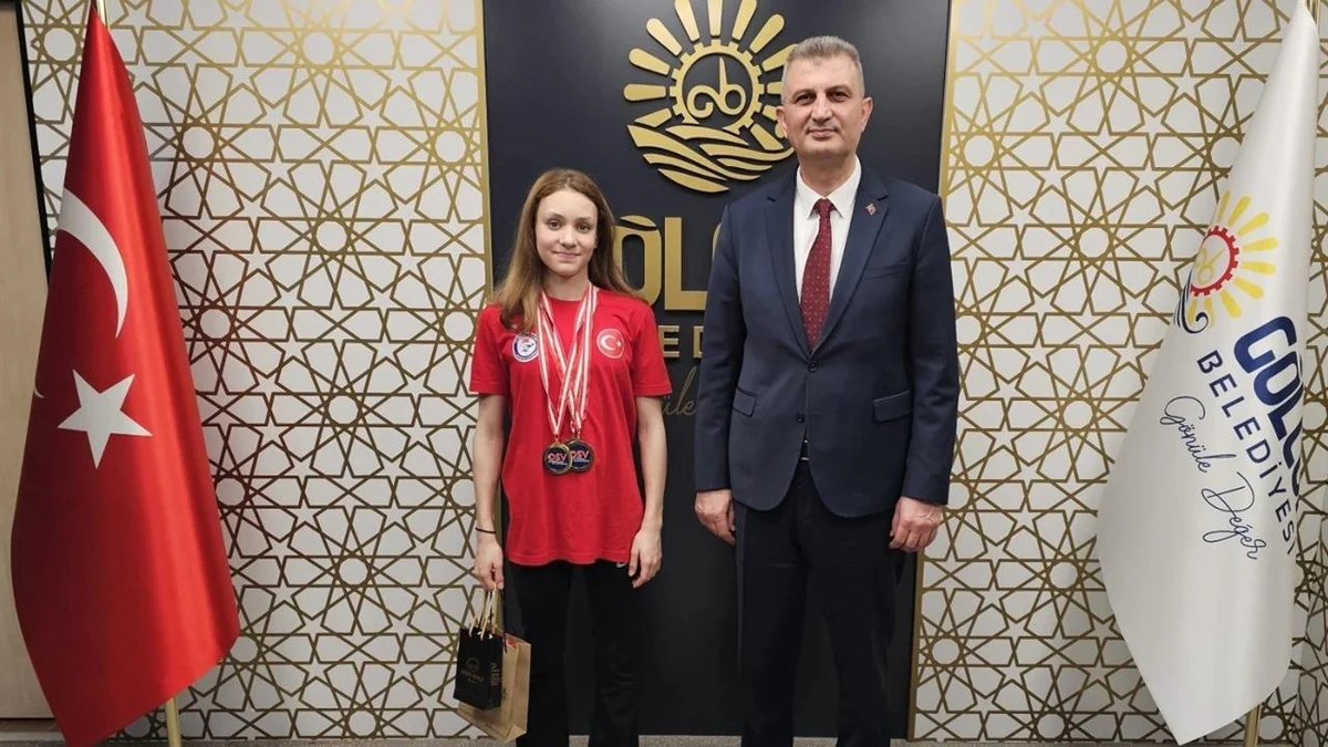 Kocaeli Gölcük'te Şampiyon Yüzücü Alara Gökalp, Başkan Sezer'i Ziyaret Etti