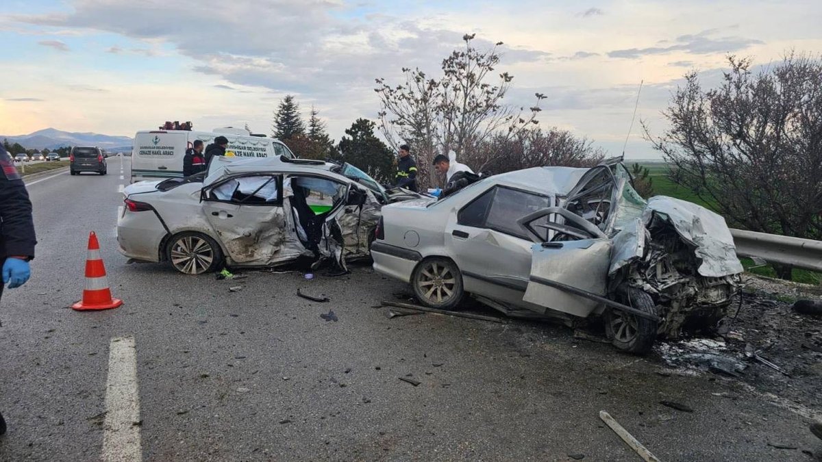 Eskişehir'de İki Araç Çarpıştı: 4 Kişi Hayatını Yitirdi, 2 Yaralı