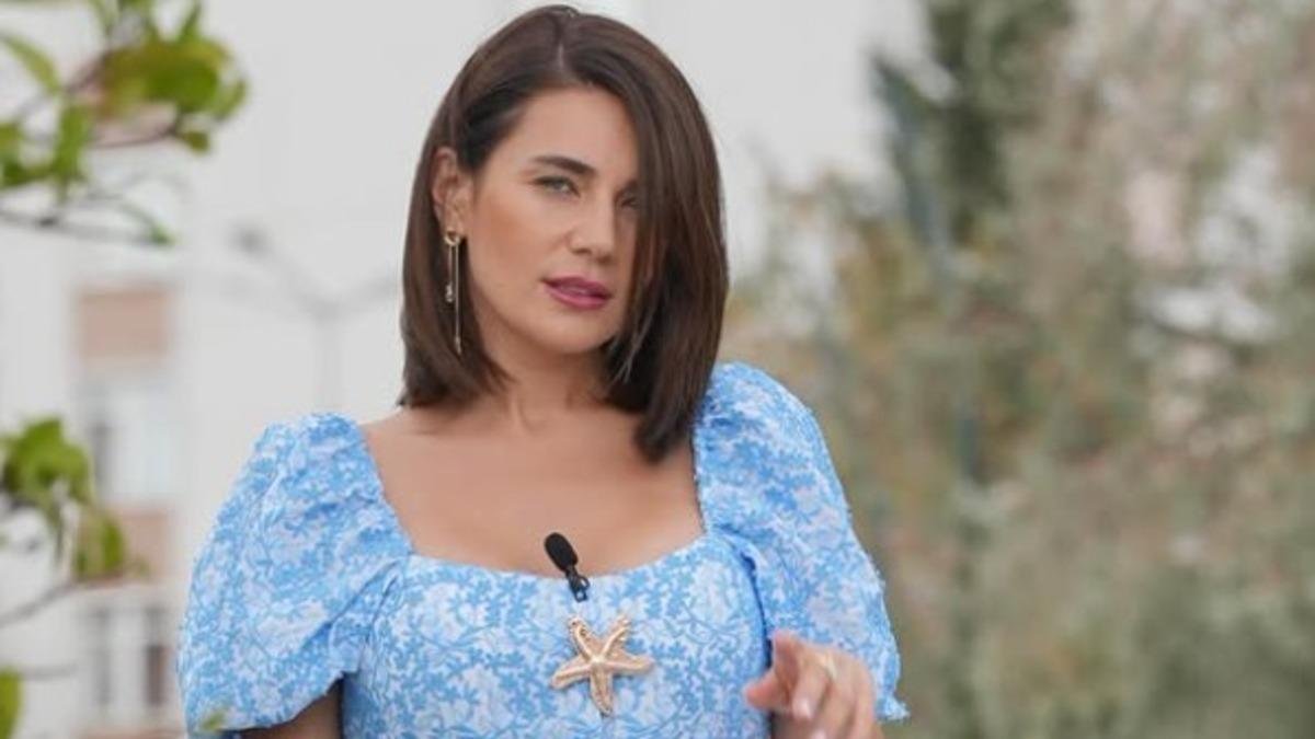 Buse Varol'un Şeffaf Kıyafeti Ödül Töreninde Tartışma Yarattı!