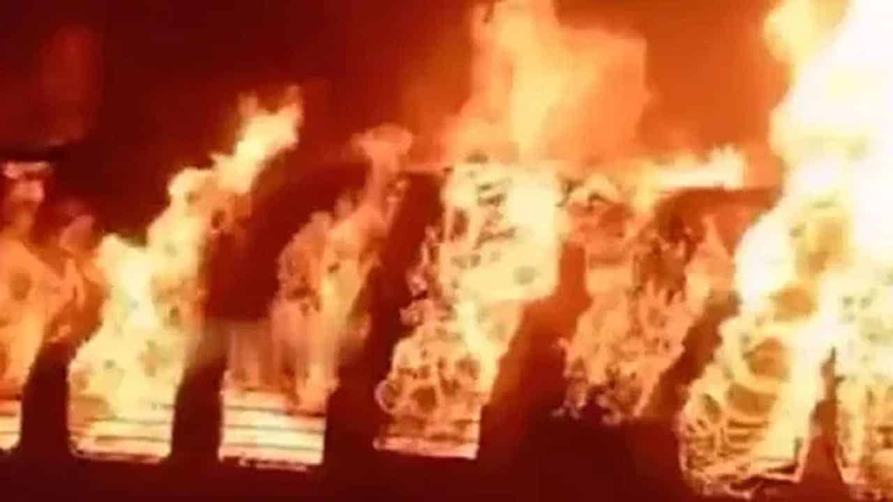 Yolcu Treni Yangınında Çok Sayıda Ölü ve Yaralı Bulunuyor