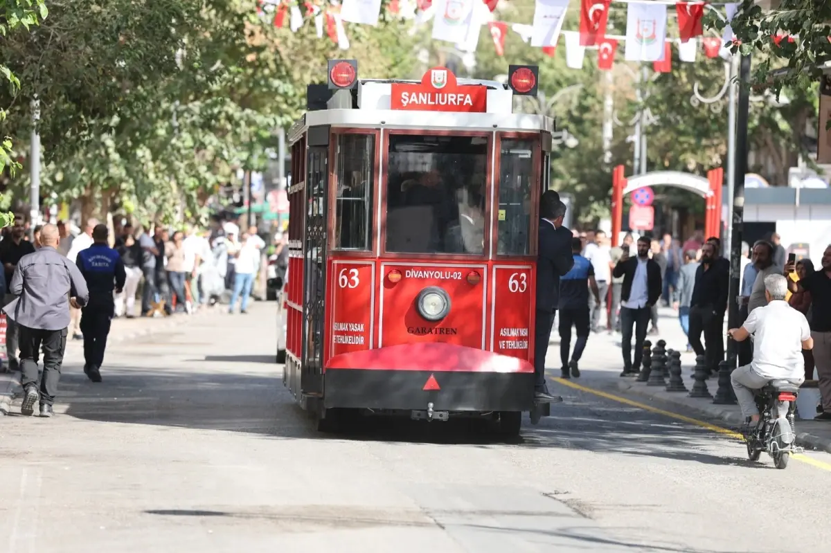 Divanyolu trafiğe kapatılarak nostaljik tramvay hizmete girdi