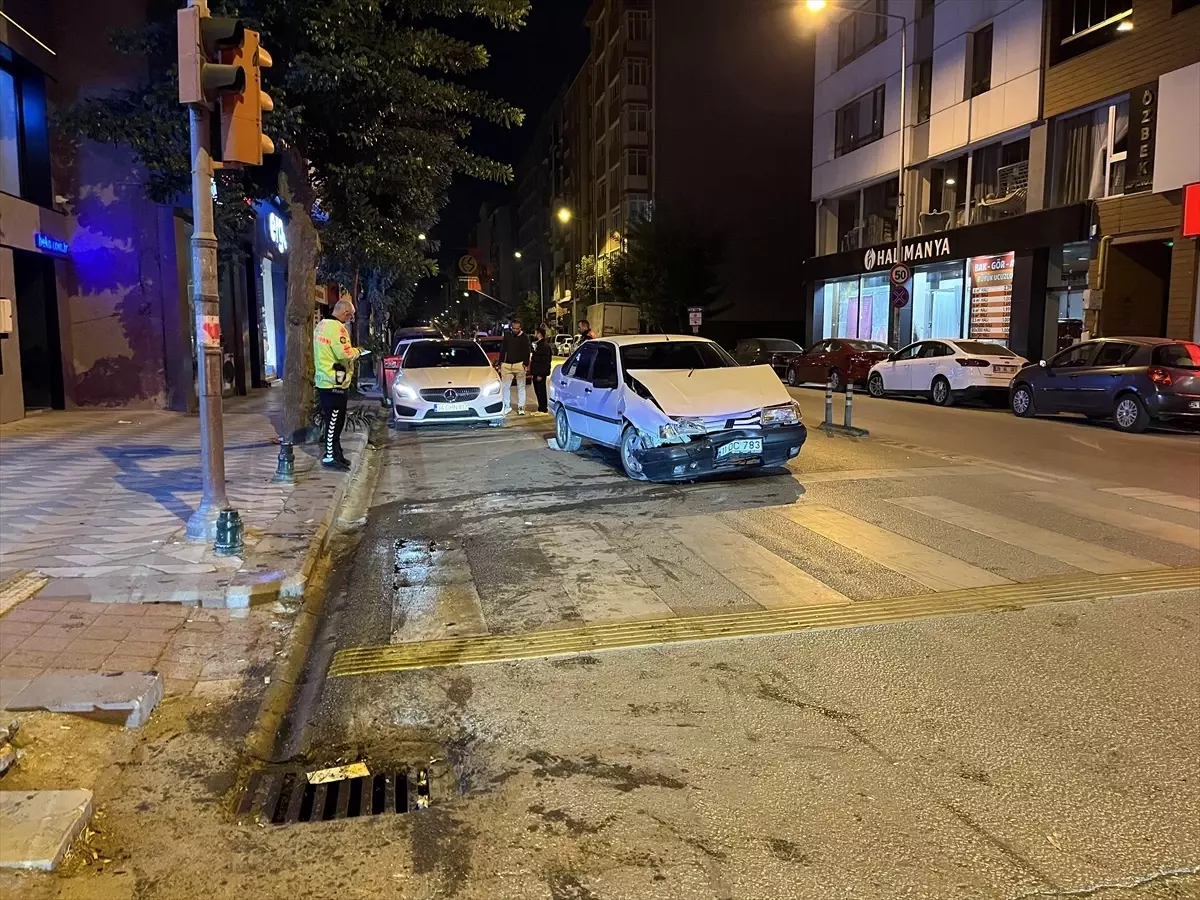 Eskişehir'de Elektrikli Bisiklet ve Otomobil Çarpıştı: 1 Yaralı